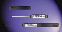 Fisher Scientific Digital Laboratory Thermometer Fisherbrand™ Traceable® Fahrenheit / Celsius -58° to +572°F (-50° to +300°C) Stainless Steel Probe Clip Battery Operated